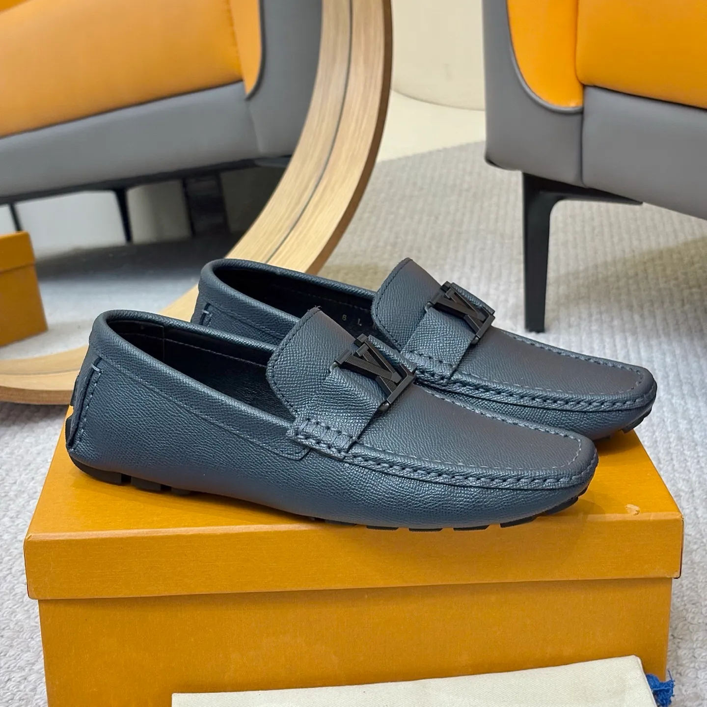 Men's men's shoes 💰420 (Yangli) LV 2⃣️0⃣️2⃣️5️⃣Spring and summer counter GLORIA series models ✈️Original factory special leather production, original last type. A classic driving slip-on casual shoe that shows an elegant style with exquisite craftsmanship details such as Monogram embossing all over the upper🌀Italian imported calfskin fabric Sheepskin foot pads➕Inside～Private mold replica sole Unique style Comfortable driving slip-on Size: 4-12 (38-46) Comes with [Counter packaging: original box, wrapping paper, card, instruction manual, shoehorn, cloth bag] No pressure to enter and leave the counter!